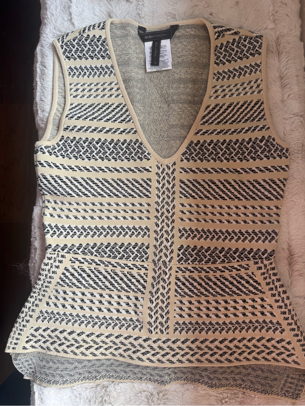 BCBGMaxAzria Cream and Black Patterned Knit V-Neck Tank - Picture 2 of 4